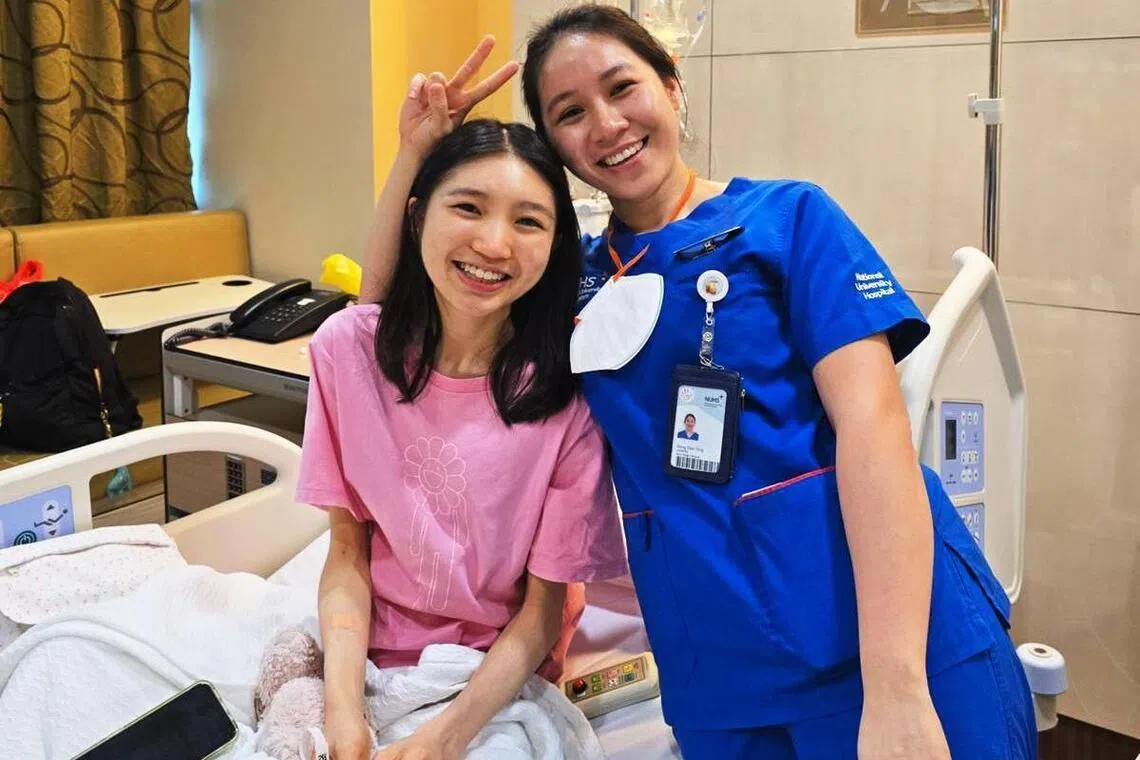 陈紫婷（左）的医护团队对她的关怀远超临床职责，常在午休间隙抽出时间，教她如何管理病情。她意识到，同理心所带来的安慰与疗愈，能超越医学本身的极限。（受访者提供）
