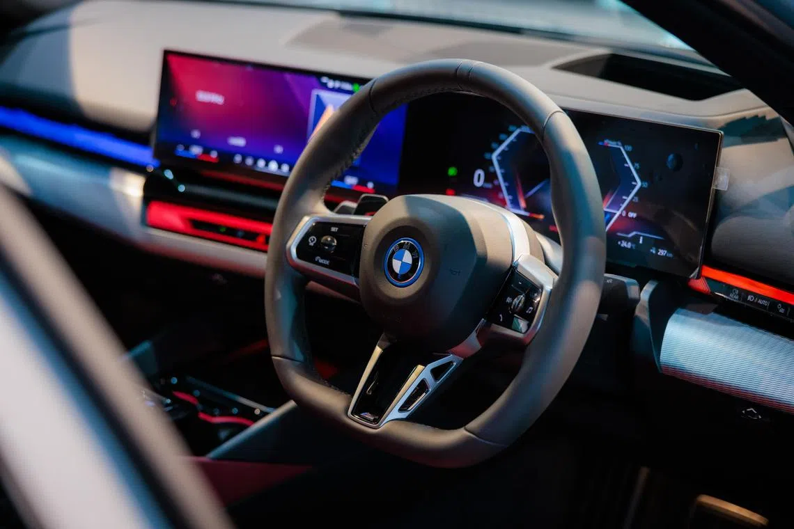 车内按钮和控件数量明显减少，驾驶盘重新设计，下部扁平。（宝马提供）