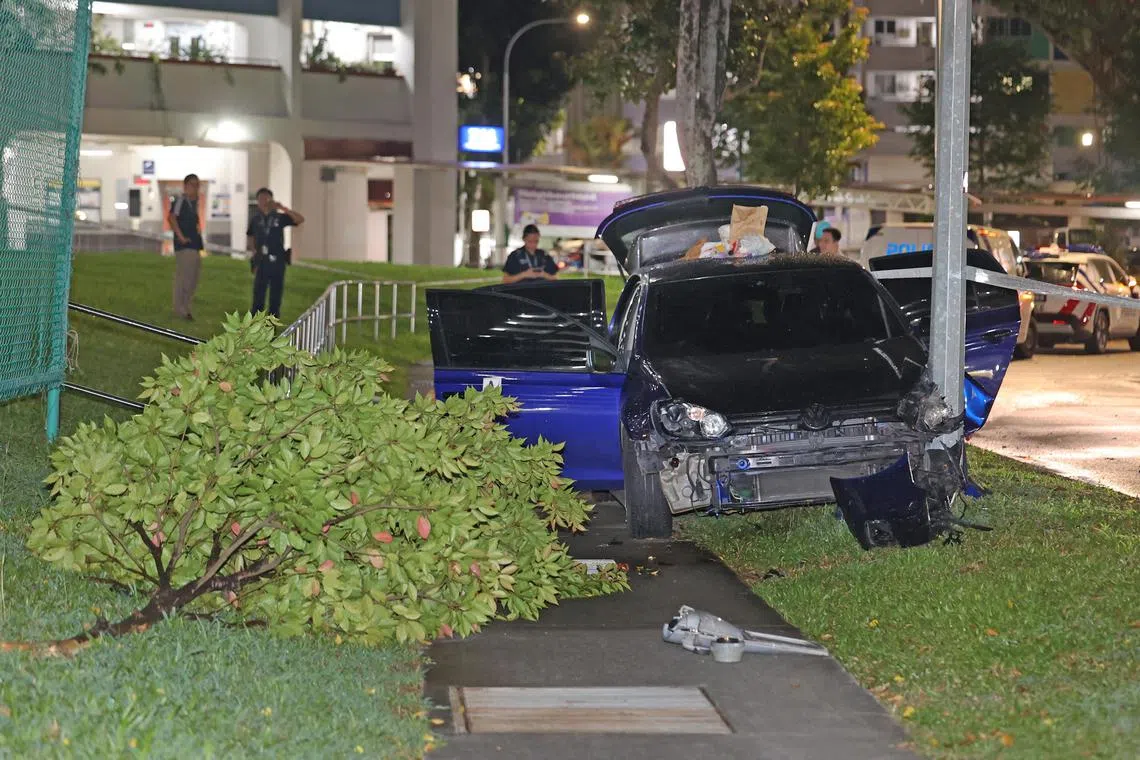 涉事汽车的车头损坏严重，车牌也脱落，零件也散落在地上。（蔡振鸿摄）