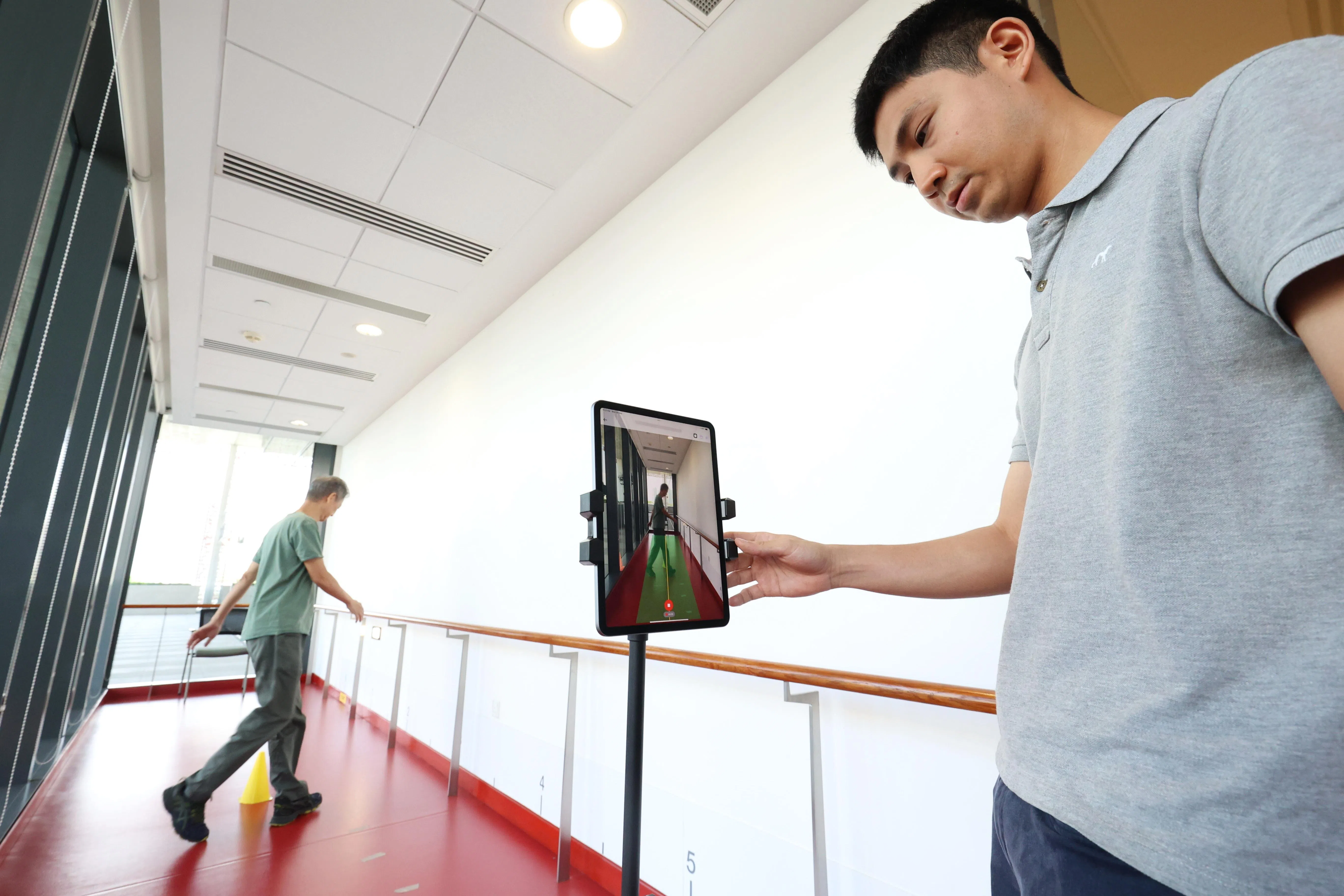 3D步态分析软件可以通过分析一个人从坐着到站立再到行走的动作，来识别身体功能衰弱的迹象。（何家俊摄）