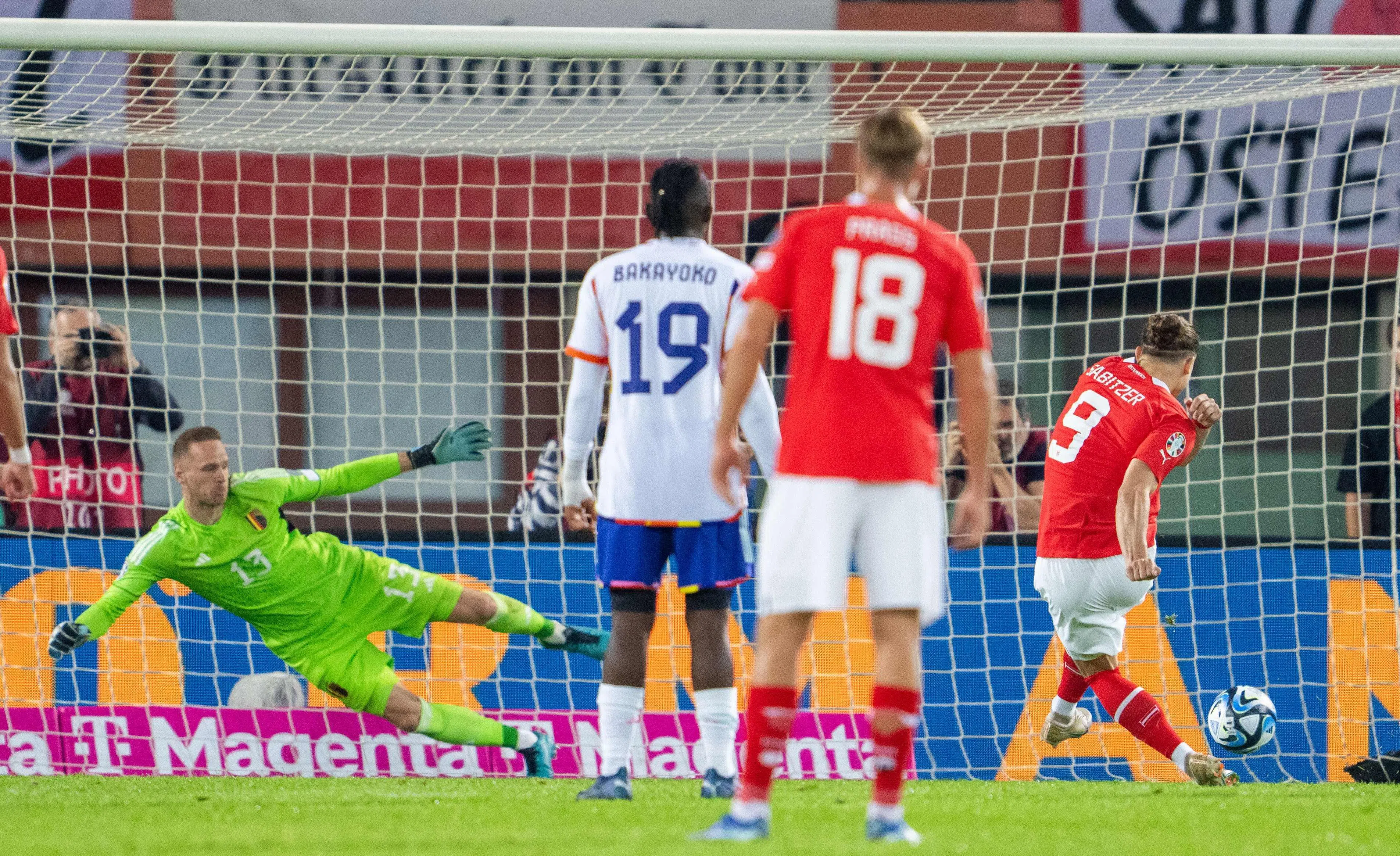 萨比策尔（9号）的这个罚球将奥地利带入明年的正赛。（法新社）