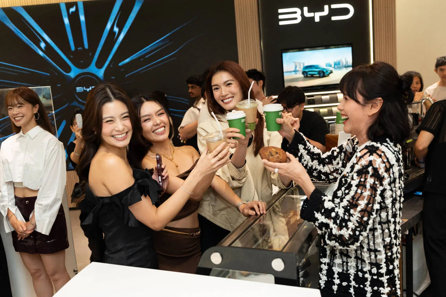 淡滨尼新店开幕仪式，邀请众多本地艺人出席，让大家体验在汽车展销室泡咖啡屋的乐趣。（Vantage Automotive提供）