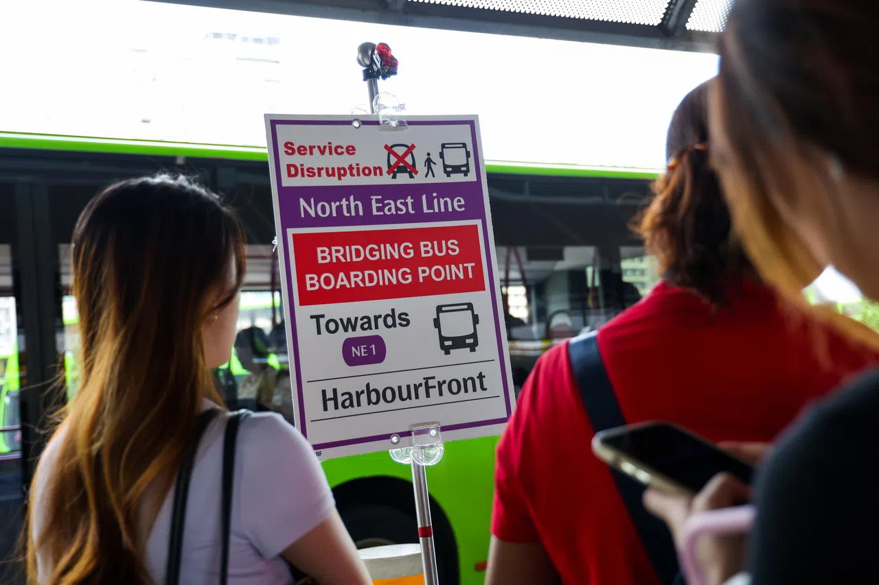 新捷运已在多美歌至榜鹅海岸站之间，以及受影响的盛港—榜鹅轻轨站的巴士站，启动免费接驳巴士。（林明顺摄）