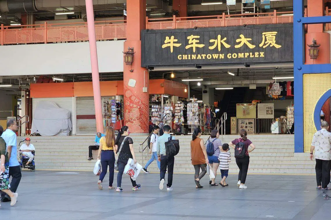每逢周末，牛车水大厦外的广场会上演新加坡版广场舞。（许淑美摄）