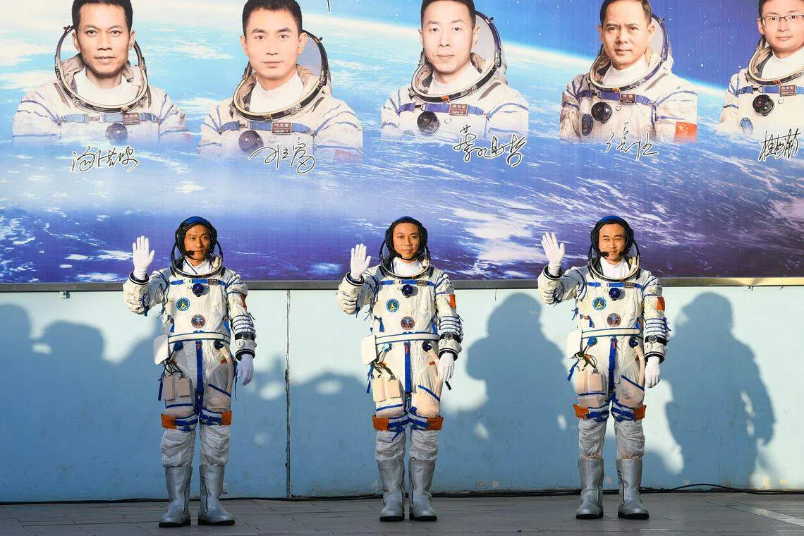 神舟十七号载人飞行任务航天员乘组（左起）江新林、汤洪波、唐胜杰、星期四早上在酒泉卫星发射中心问天阁圆梦园广场出席出征仪式。（中新社）