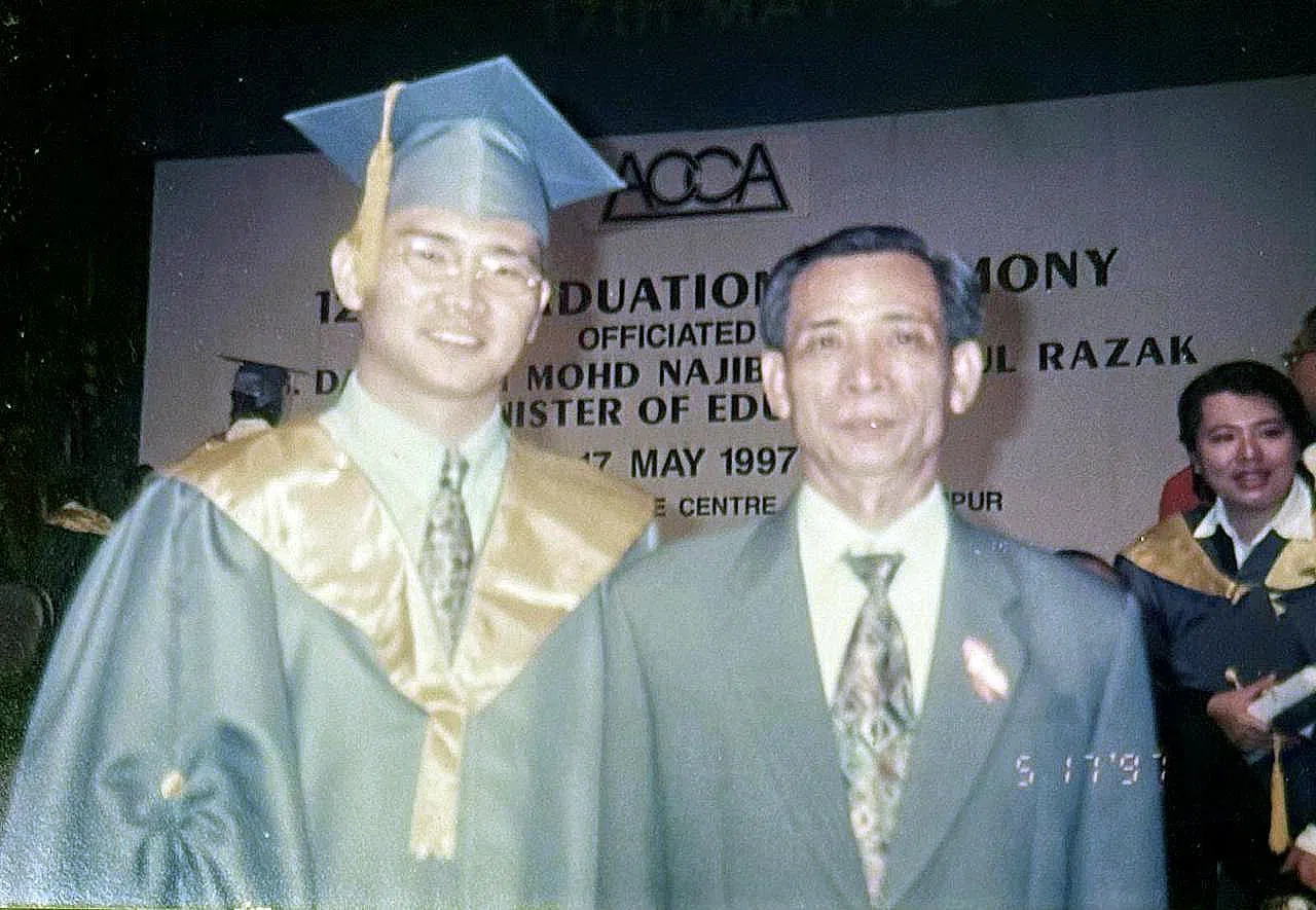 1997年，叶权坤（左） 考取英国ACCA特许会计师文凭，与父亲在毕业典礼上合影。（受访者提供）