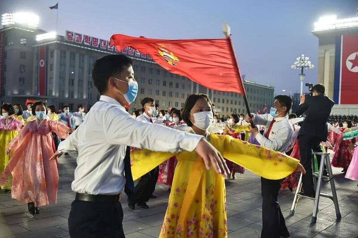 4月15日，学生和青年参加了在金日成广场举办的“庆祝太阳节青年学生晚会”。（法新社）