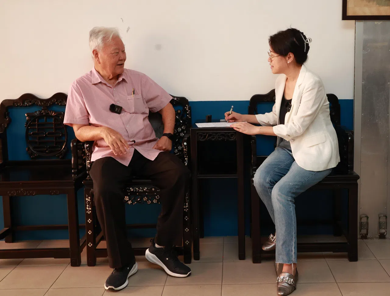 2022年08月17日，陈庆来（左）在揭阳会馆接受钟宏志访问。（唐家鸿摄）