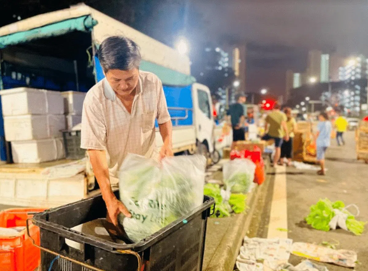 42年前，菜商施建春当完兵后，就听从父命到大巴窑东蔬菜批发市场摆摊，一做就是一辈子。（杨雯婷摄）