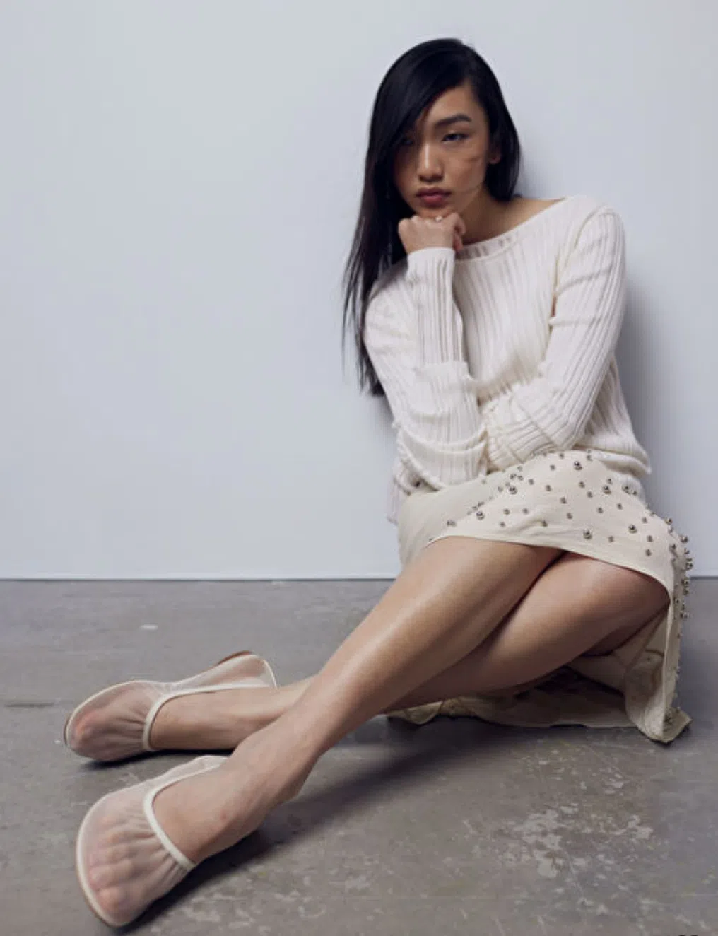 穿上& Other Stories网纱芭蕾平底鞋，双足若隐若现，宛如上演女王的新衣。（& Other Stories提供）