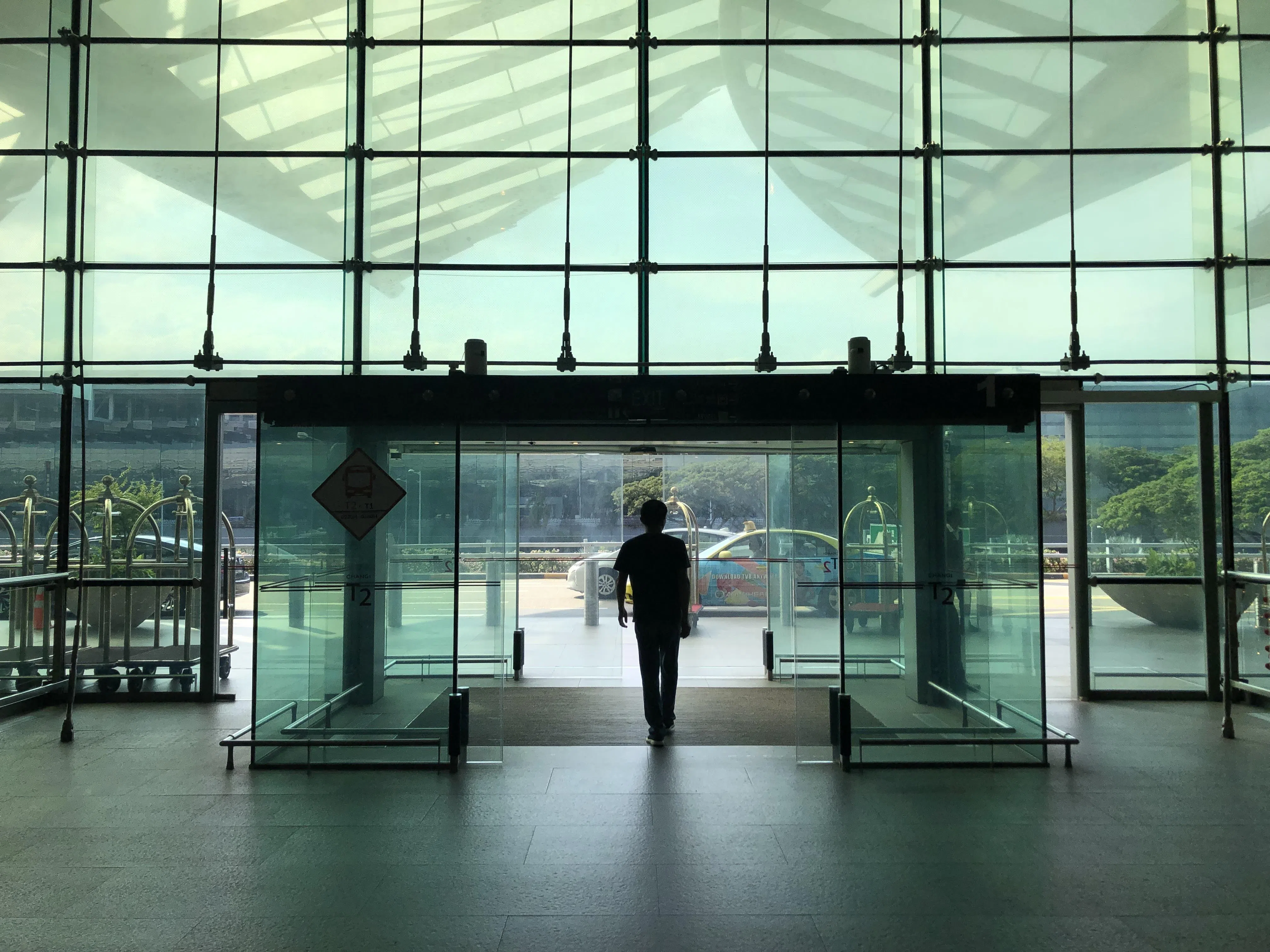 翻新前的樟宜机场第二搭客大厦，为防止玻璃在恐袭中爆破，玻璃外墙原本贴有薄膜并由钢索支撑，但这限制了自然光。（新加坡雅诗柏设计事务所提供）