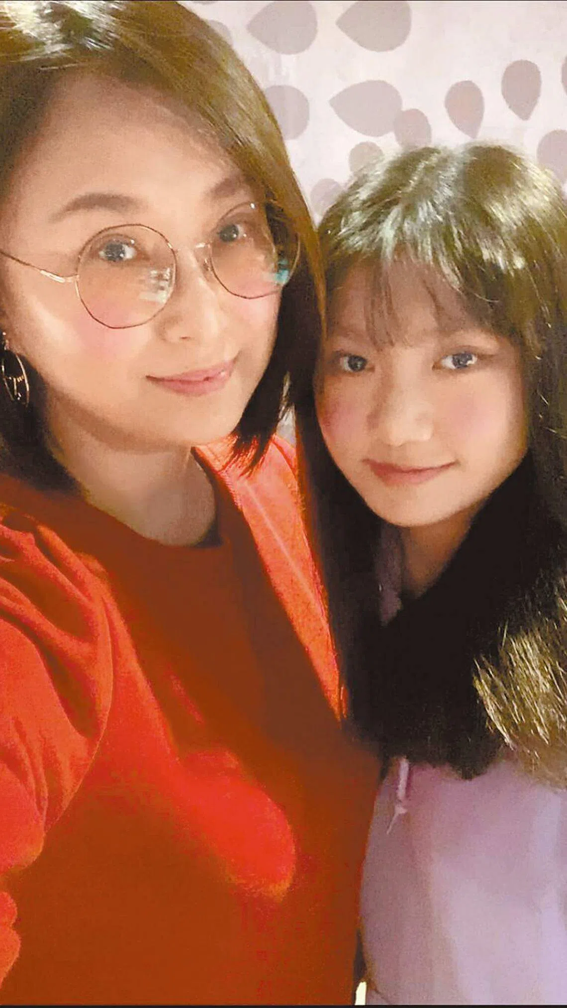 王瑞霞（左）有个乖女儿。（互联网）