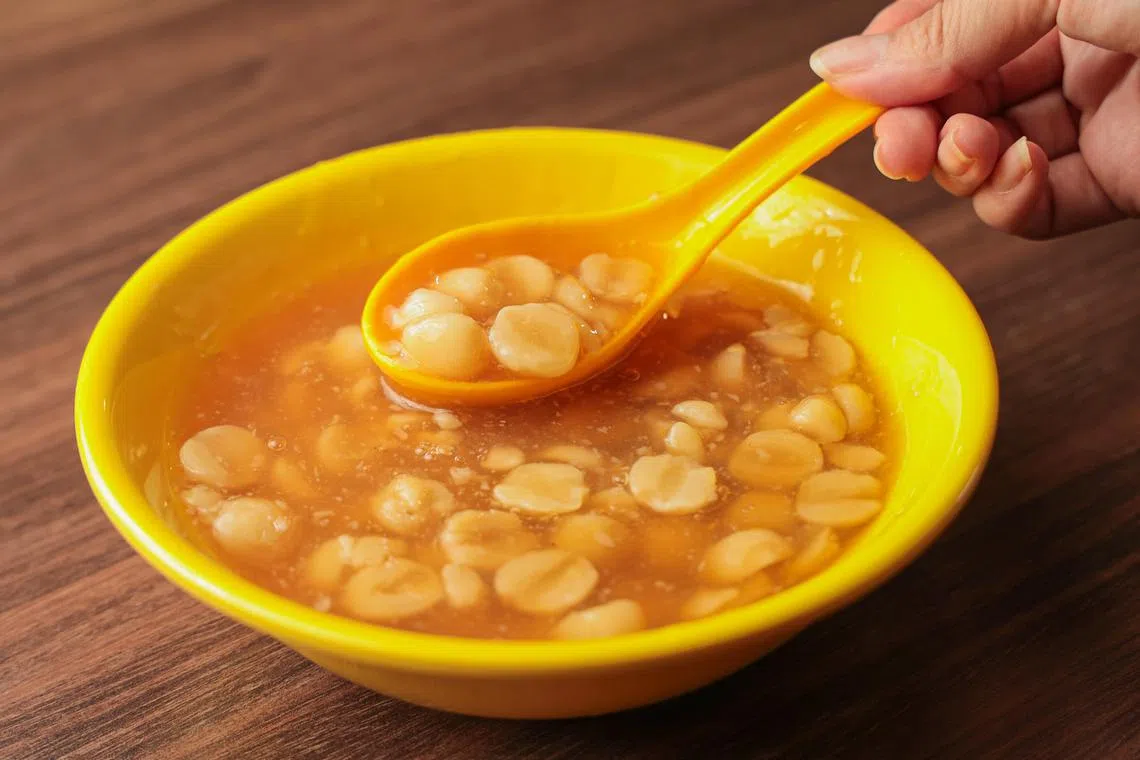 顺兴清甜五味汤的莲子羹是熟食中心较少见的古早味甜品。（李冠卫摄）