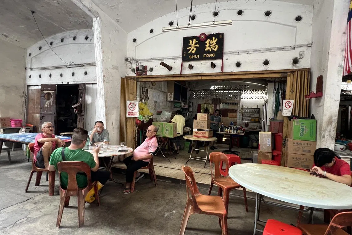 吉隆坡秋杰巴刹的华人巴刹位于一栋具有1970年代美感的建筑里，结构和设计十分独特。（叶孝忠摄）