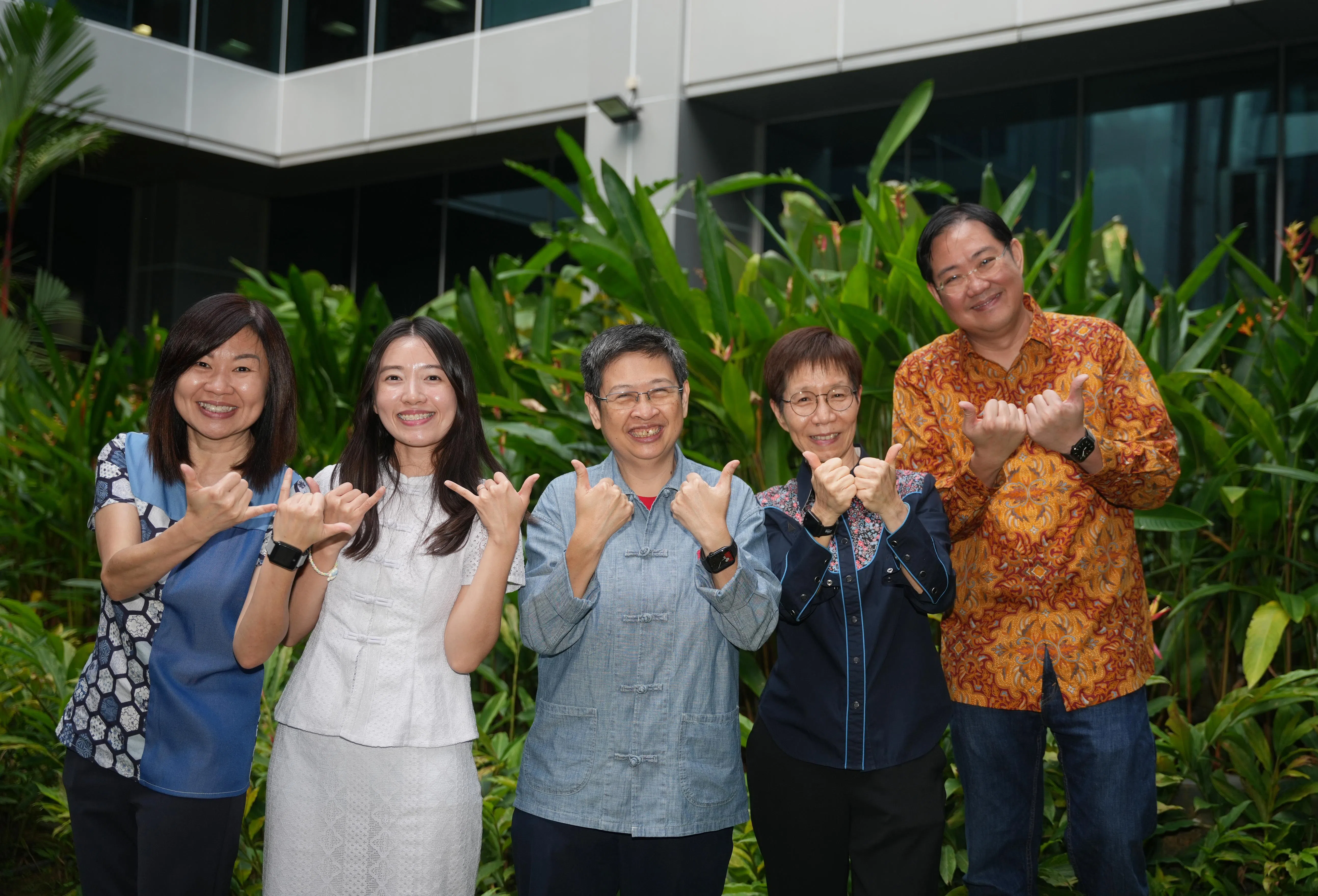 《联合早报》政治新闻主任何惜薇（左起）、本地新闻记者李庚洧、华文媒体集团副社长韩咏梅、《联合早报》编务顾问吴新慧和本地新闻资深高级记者陈可扬一同参与了《一场不流血政变——新加坡独立之路》不同环节的制作。（谢智扬摄）