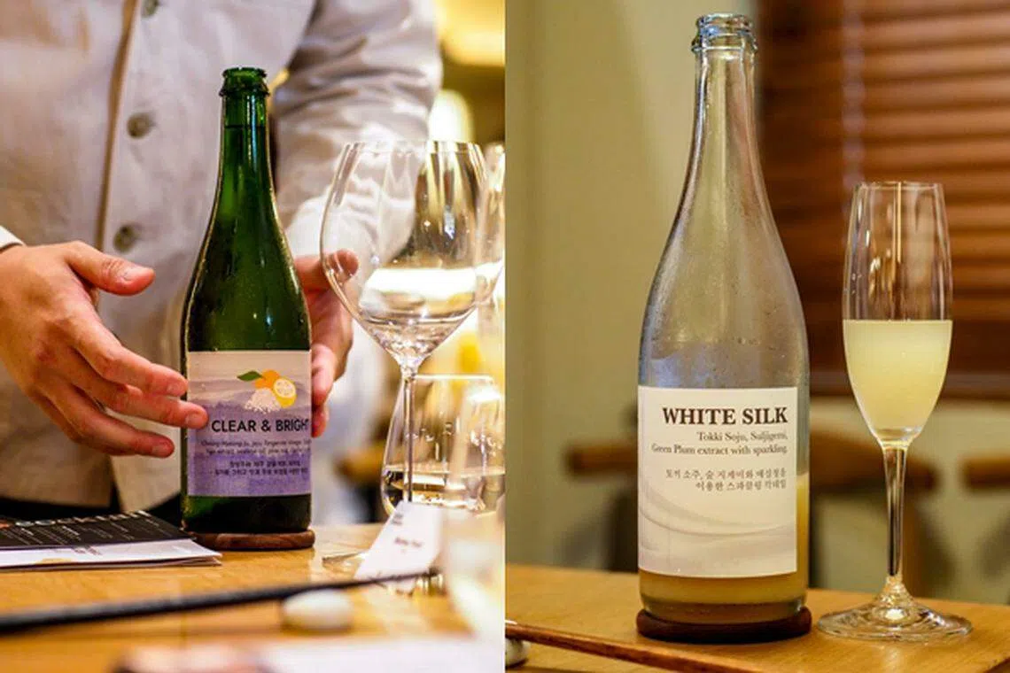 White Silk（右）颜色乳白，由韩国马格利米酒、梅子酱等制成，香甜顺口。澄清酒Clear & Bright（左）以大麦和糯米发酵酿制的Cheong Myeong Ju为主，混合了两款韩国香橘类成分。（餐馆提供）