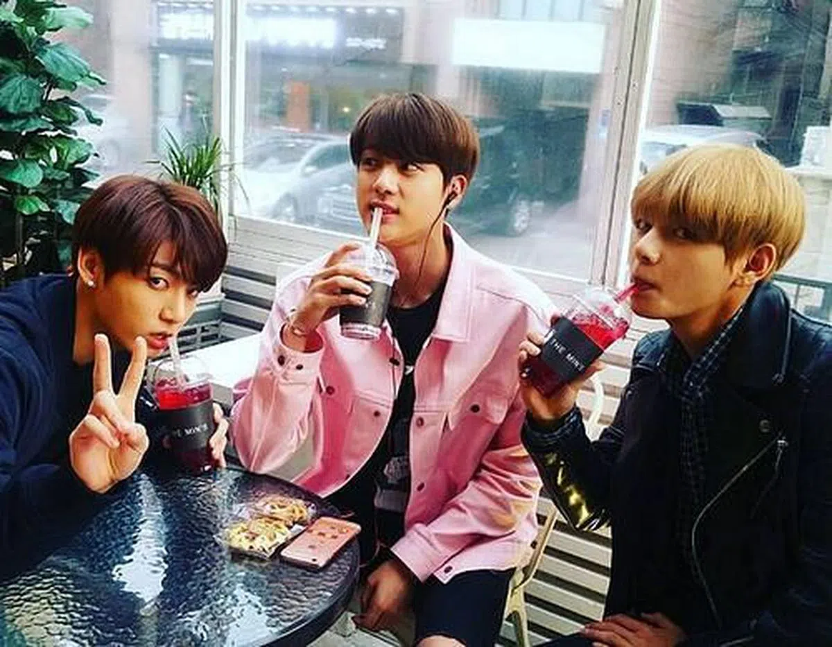 BTS的柾国（左起）、Jin、V在昌珉的咖啡馆留影。（IG）