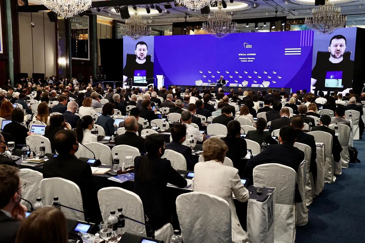 泽连斯基昨天在香格里拉对话发表视频演说时，穿着苏郁心设计的NFT作品“喷绘乌克兰”。（陈来福摄）