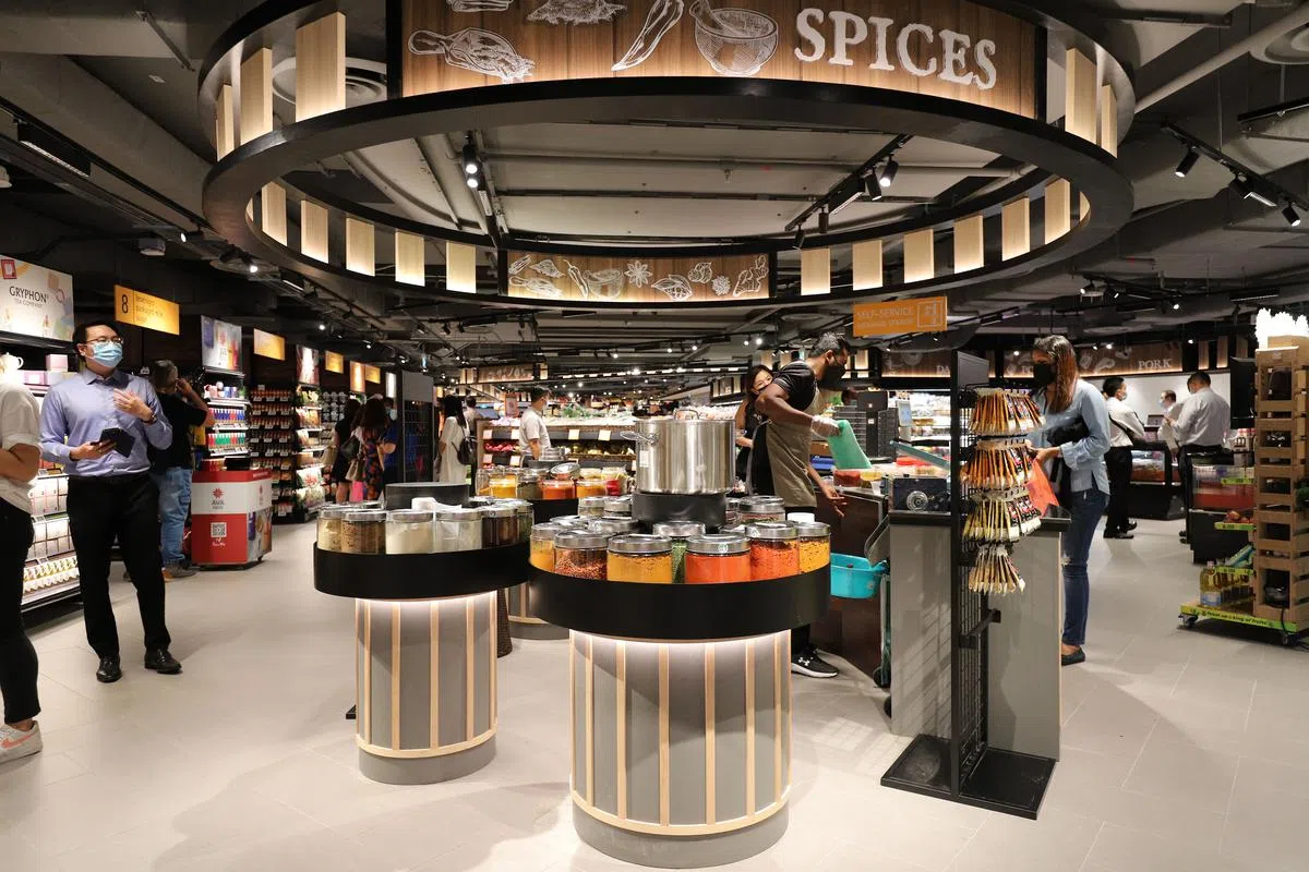 超市中间的新鲜香料摊。（图/FairPrice 提供）