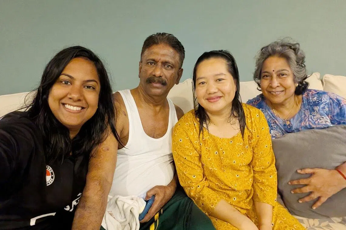 马娅（左一）一家已将丹达（右二） 视为家人，希望她能早日康复。（受访者提供）