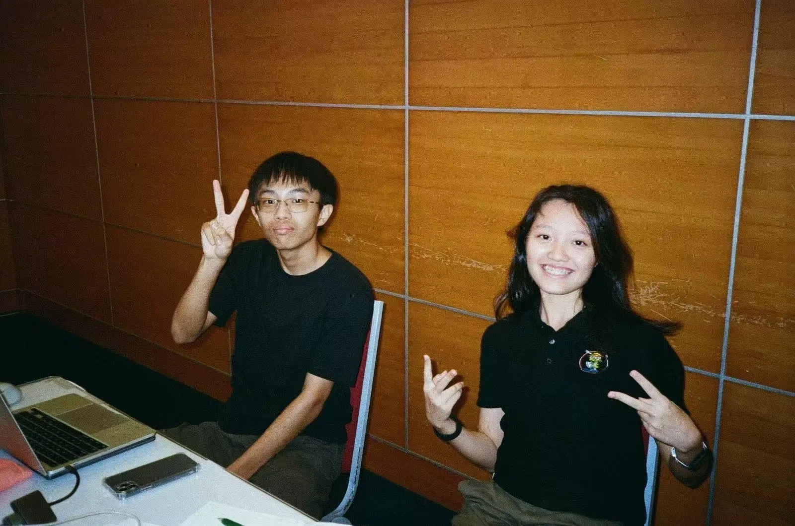 通讯员每年例行的6月大型写作培训营现场，当时还是天鹰组长的庄燊磊（左）与锐鹰组长关靖暄（右）在一旁观察新鹰。（李画扬摄）