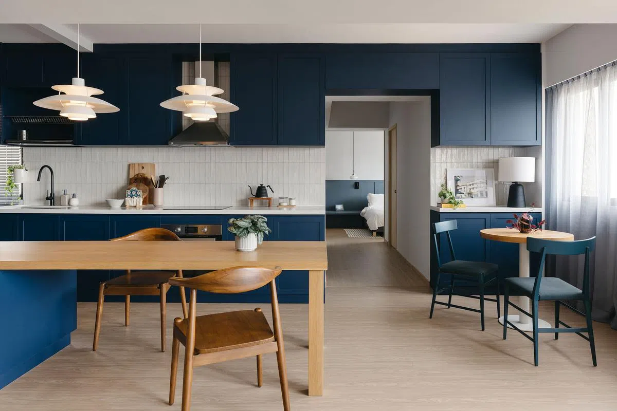 厨房的一大亮点是海军蓝的壁橱。（Monocot Studio提供照片，Studio Periphery摄影）