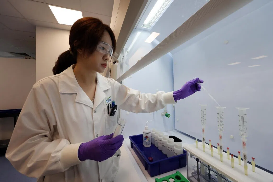 为进行一些检测工作，环境局也须使用固相萃取（Solid-Phase Extraction）技术，分离出指定物质，以更精准地进行检测。（邝启聪摄）