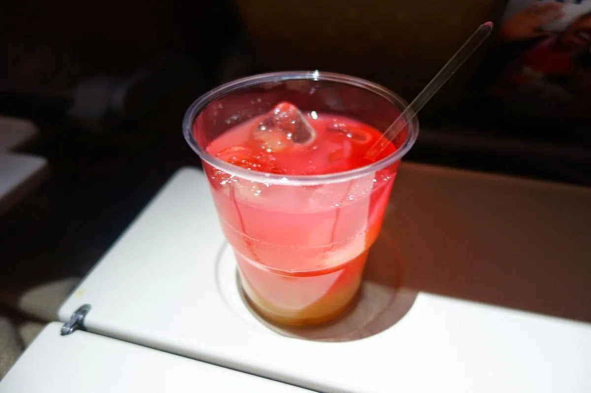 机上供应Singapore Sling鸡尾酒。（图/互联网）