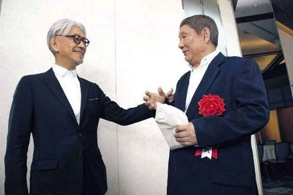 北野武（右）对坂本龙一的病逝感到震惊和遗憾。（互联网）