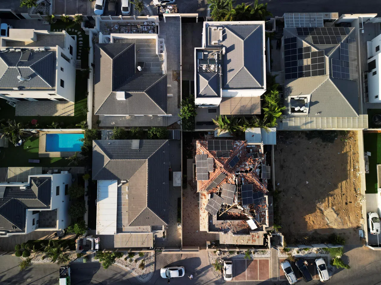 10月15日，以色列和哈马斯继续互相炮击。在以色列南部的地中海城市亚实基伦（Ashkelon），一栋洋房被哈马斯导弹击中，屋顶崩裂损毁。（路透社）