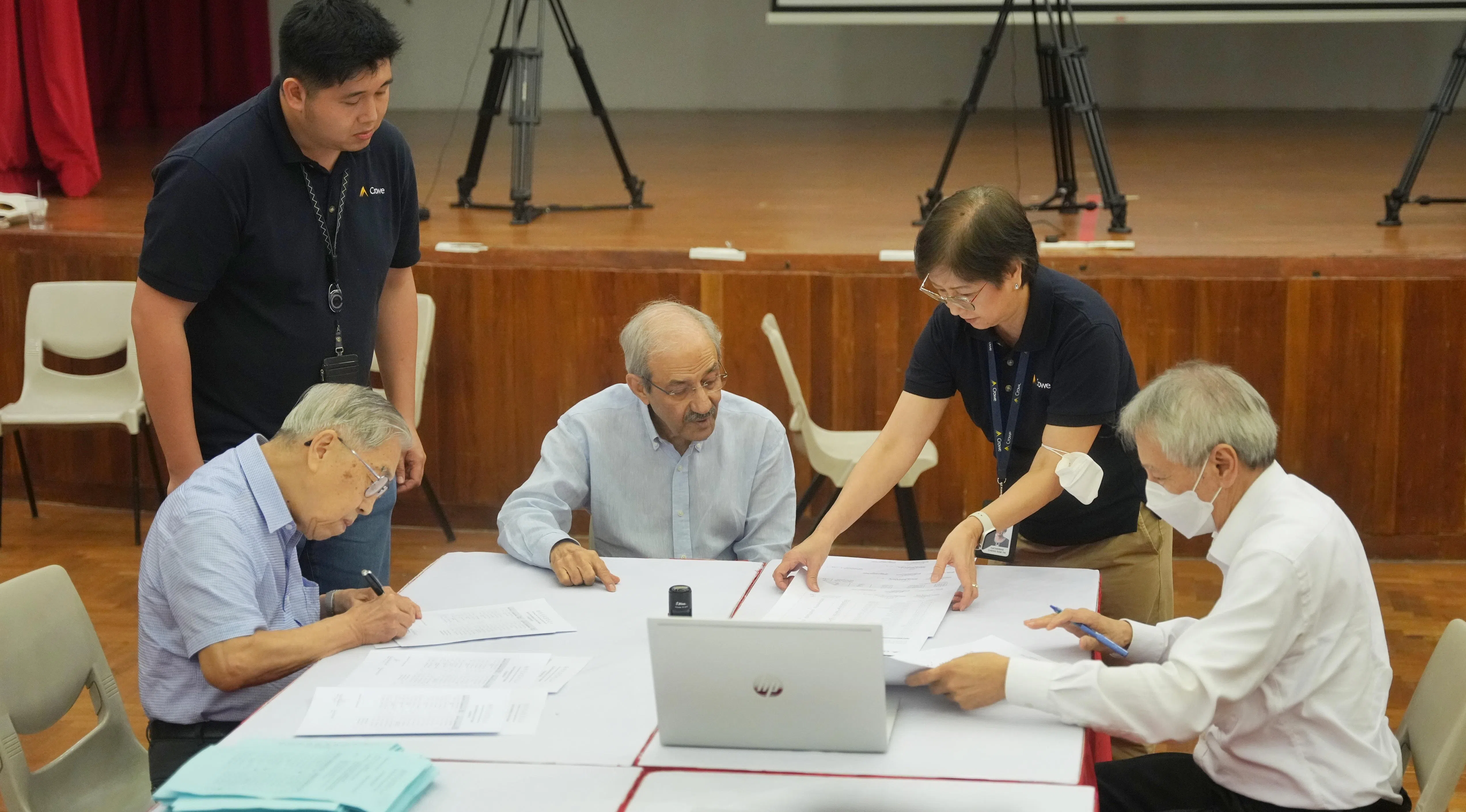 选举在三名选举委员会成员：退休法官赵锡燊（左）、会计师阿克塔尔（中）和律师梁正川（右）的监督下完成。（谢智扬摄）