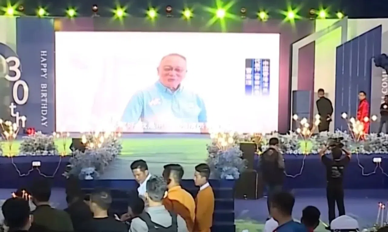 香港艺人曹查理拍视频为白应苍祝寿。（互联网）