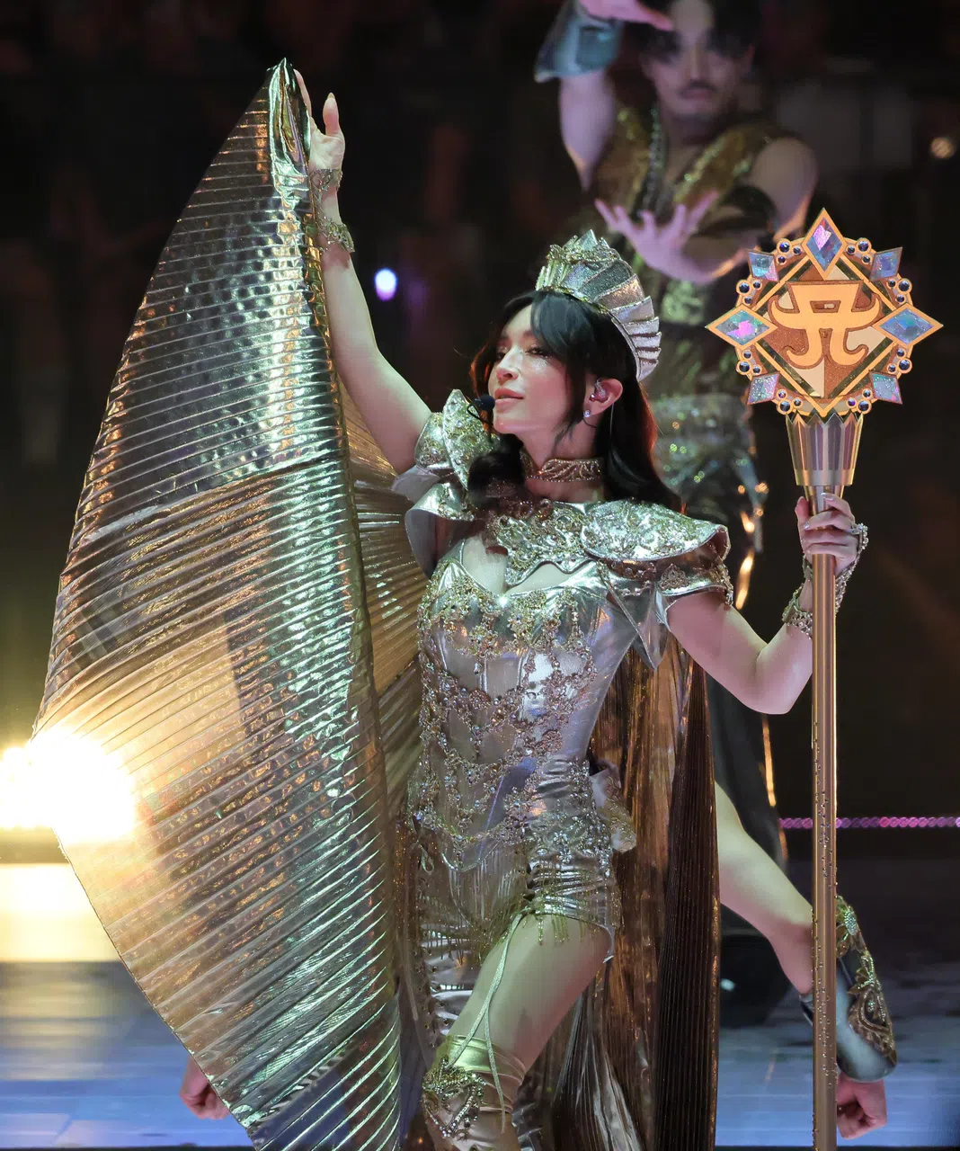 滨崎步一身金色埃及风战袍出现，天后气势不可挡。（龙国雄摄）