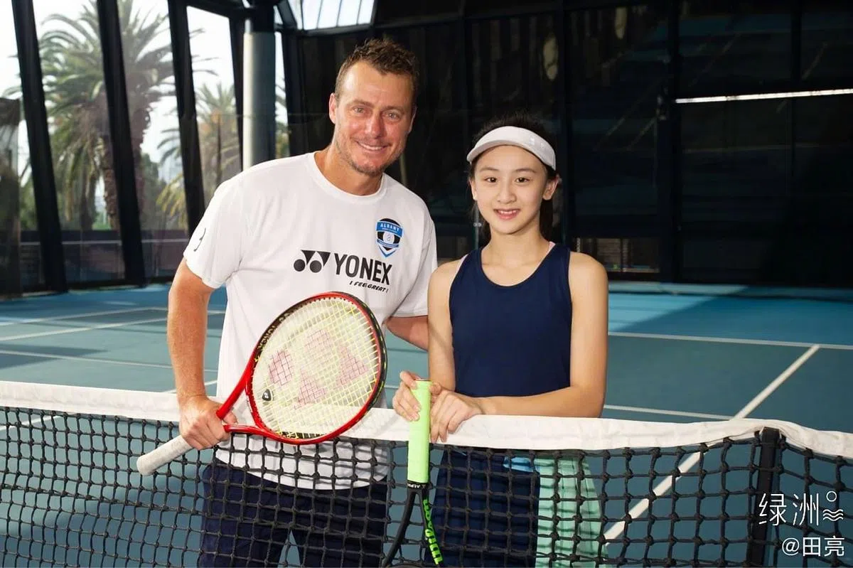 田雨橙与澳大利亚传奇名将莱顿·休伊特（Lleyton Hewitt）。（取自田亮微博）