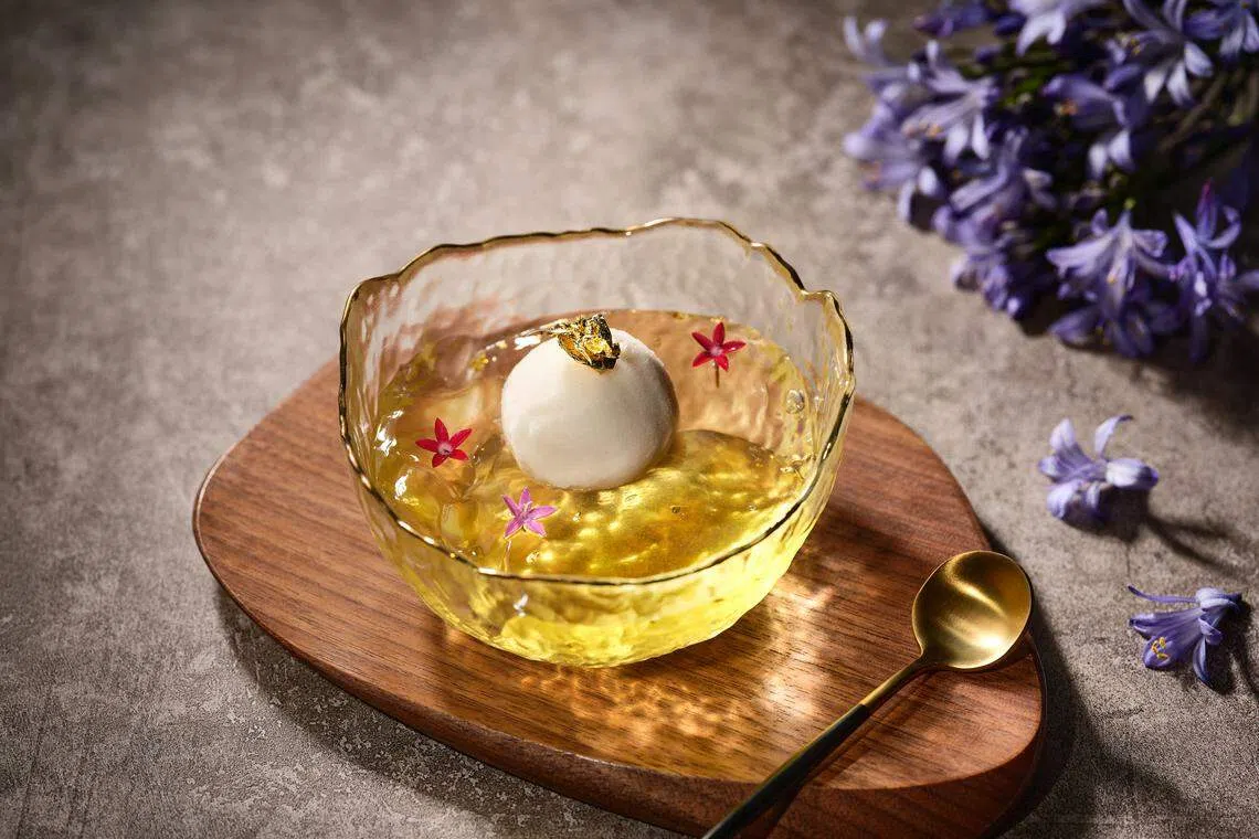 四川豆花饭庄的话梅雪粑龙舌酒爱玉冰。（餐馆提供）