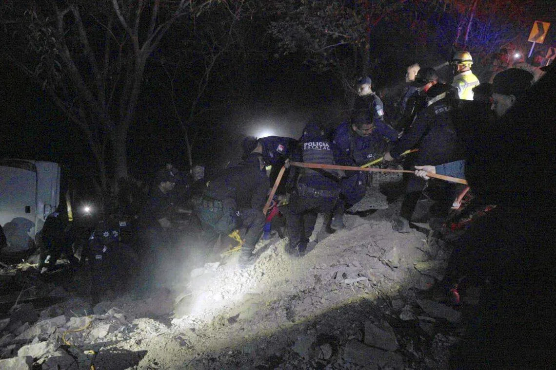 救援人员经由绳索抵达峡谷底部。（法新社）
