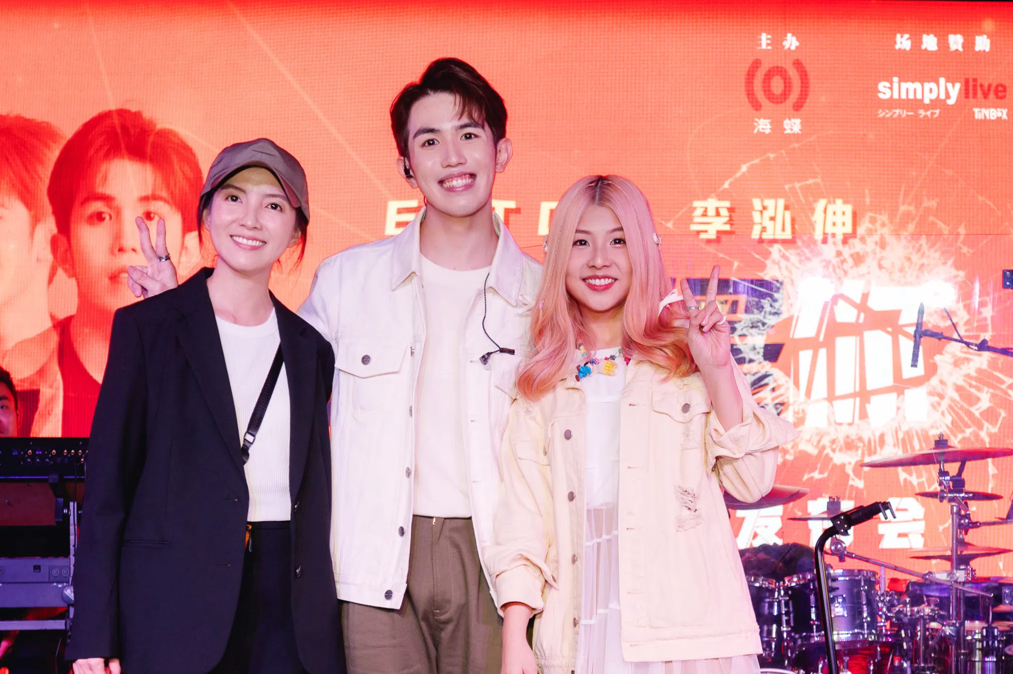 本地歌手郭美美（左）和谢慧娴（右）到场支持李泓伸的初舞台。（海蝶音乐提供）