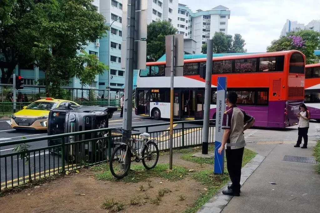 文礼巴士转换站外 小货车疑被撞后侧翻