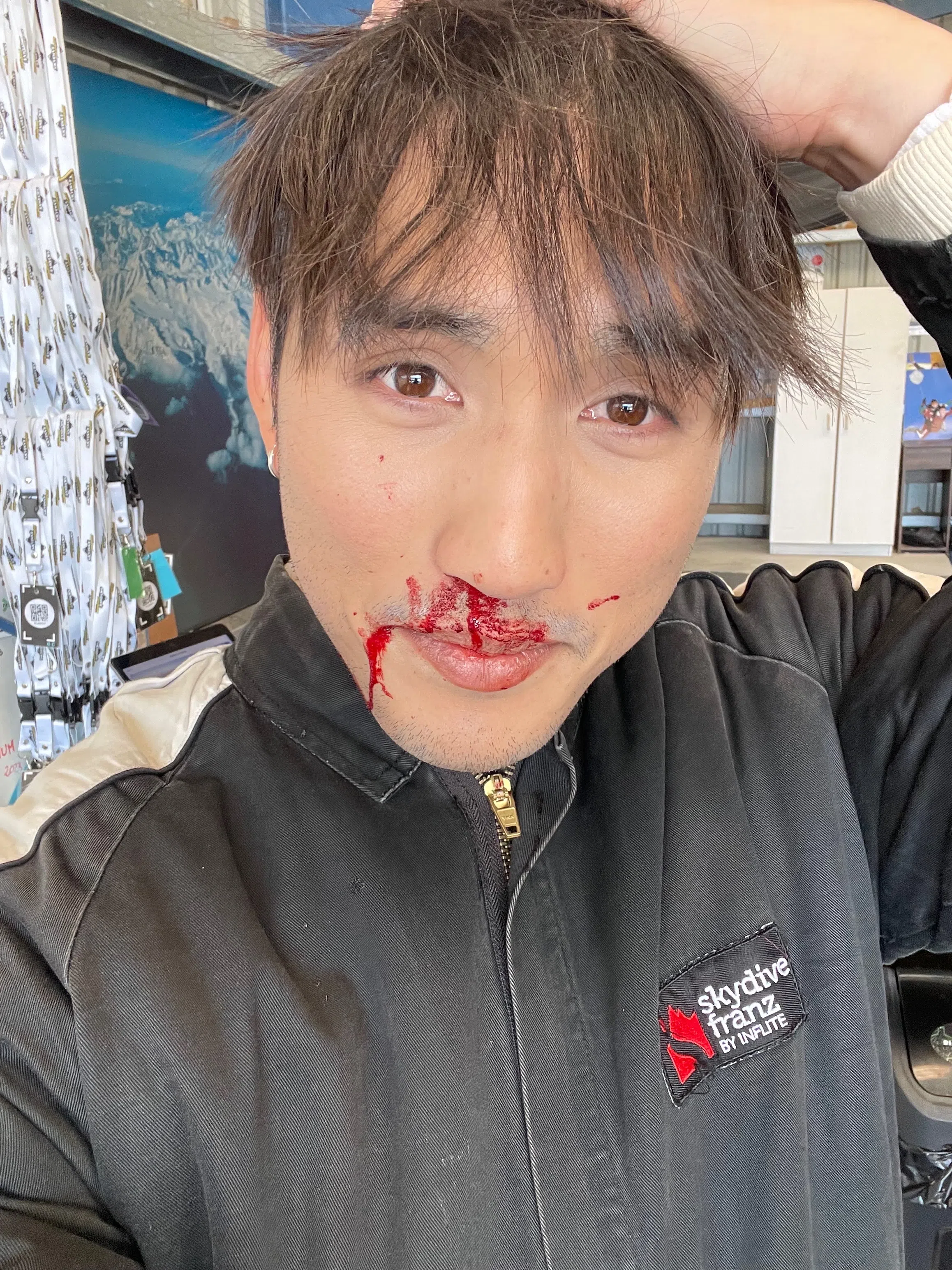 李俊纬玩跳伞落地后，才发现自己流鼻血。（受访者提供）