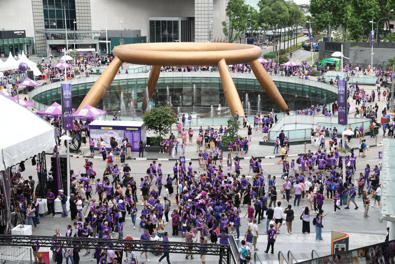 配合“紫色行动”，新达城“财富之泉”外围的道路首次关闭，打造无车行人区，让参与者体验嘉年华的氛围。（郑一鸣摄）