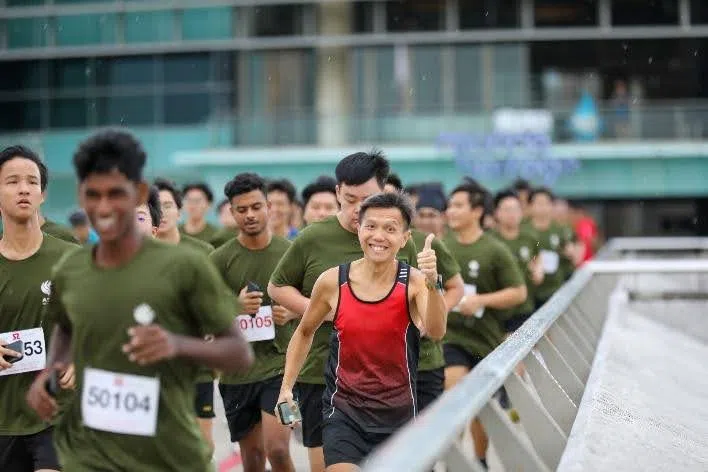 院长王有成（红衣者）与学生跑起来。（安德逊实龙岗初院提供）