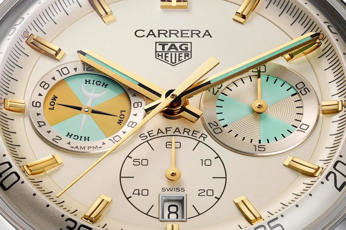 泰格豪雅Carrera Chronograph Seafarer拥有香槟色蛋白石表盘与米色外圈刻度，9点位以蓝绿黄漆面呈现潮汐显示盘。（泰格豪雅提供）