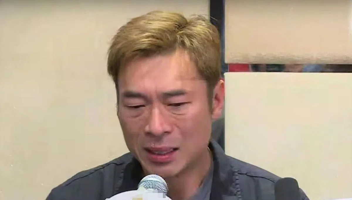 许志安第一时间召开记者会，一脸憔悴地道歉。（互联网）