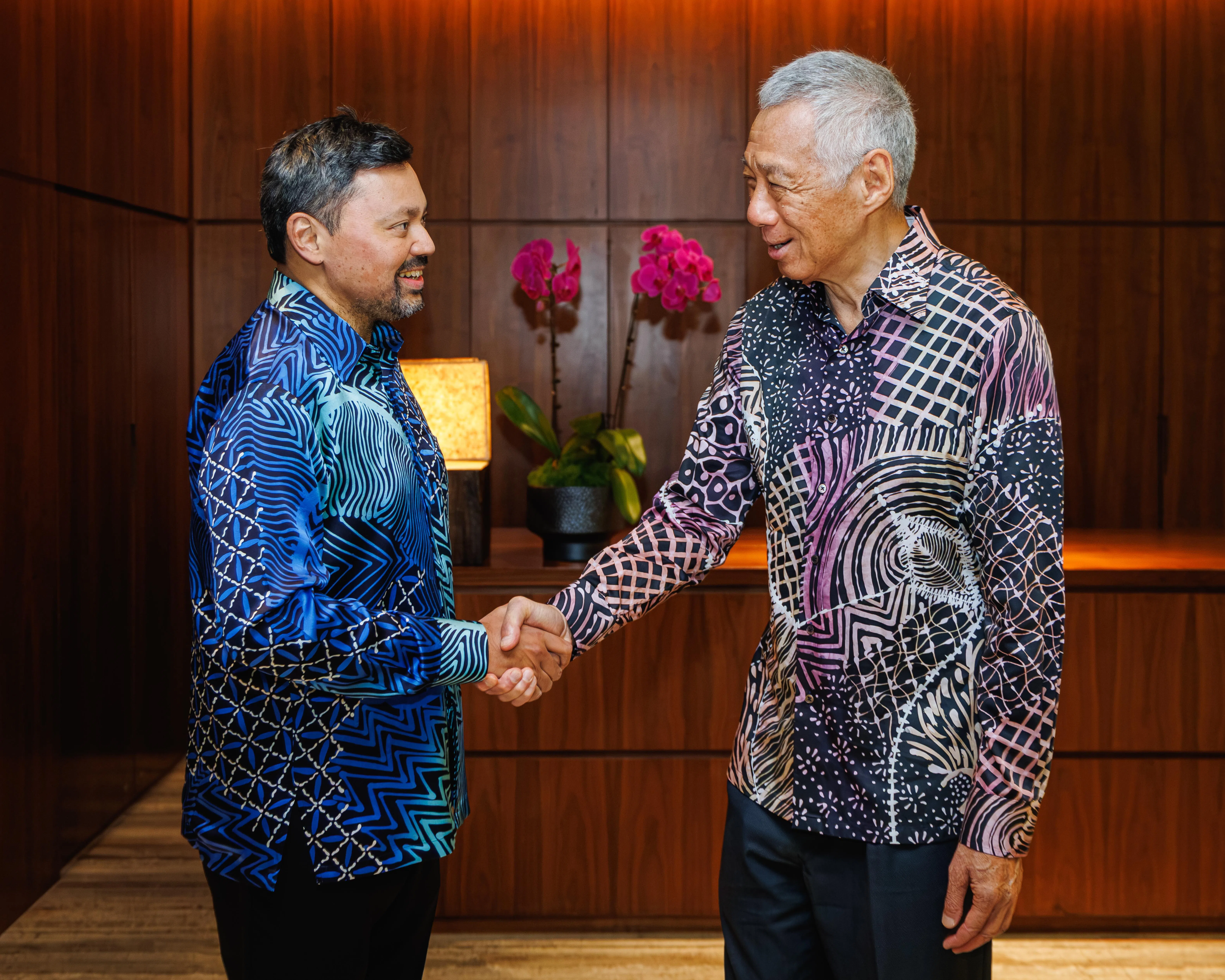 国务资政李显龙（右）星期二为正在访问我国的文莱王储比拉赫（左）设午宴招待。（数码发展及新闻部提供）