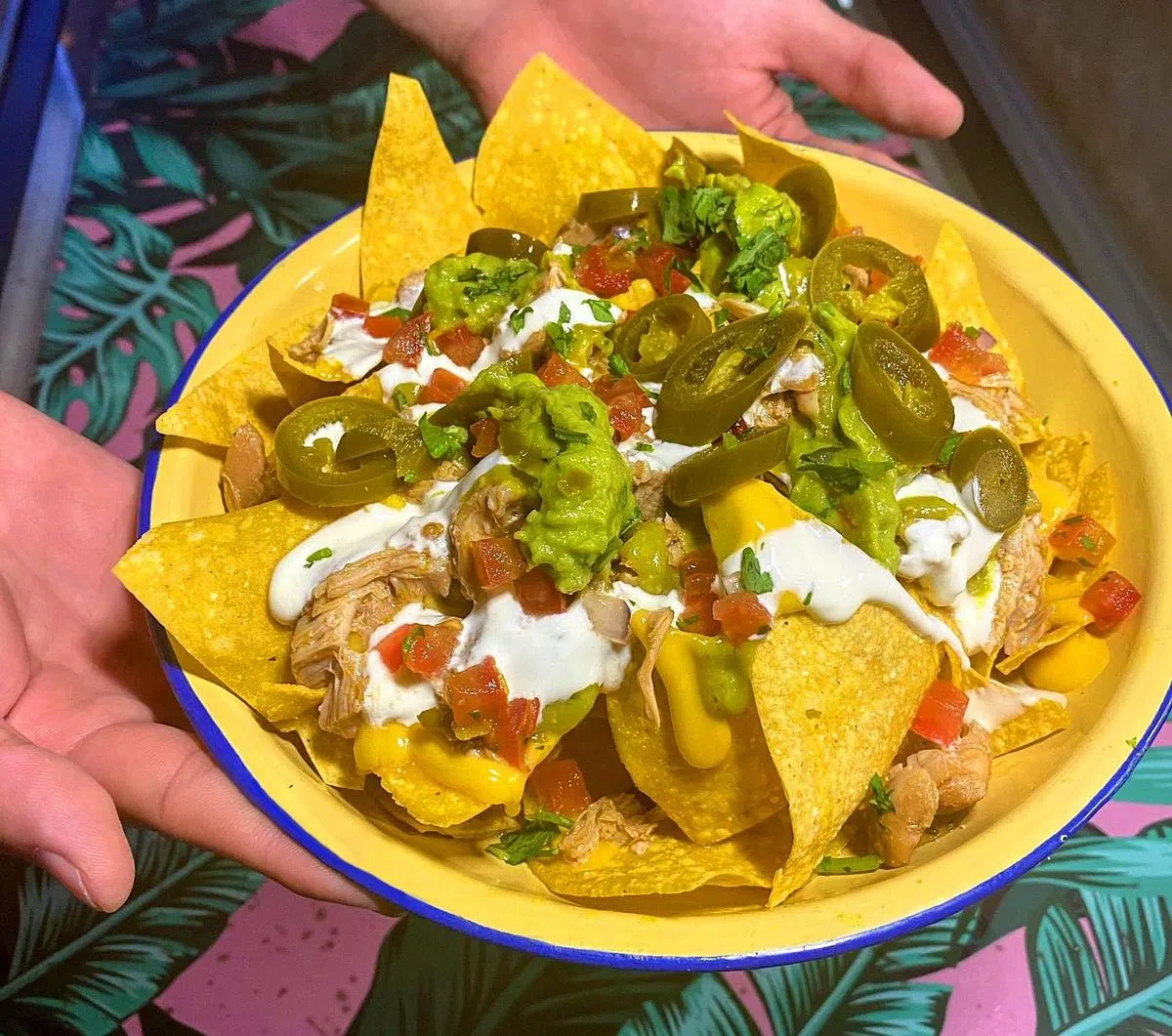 撒满牛油果酱、番茄莎莎酱、辣青椒等佐料的玉米片。（取自Chimichanga面簿）