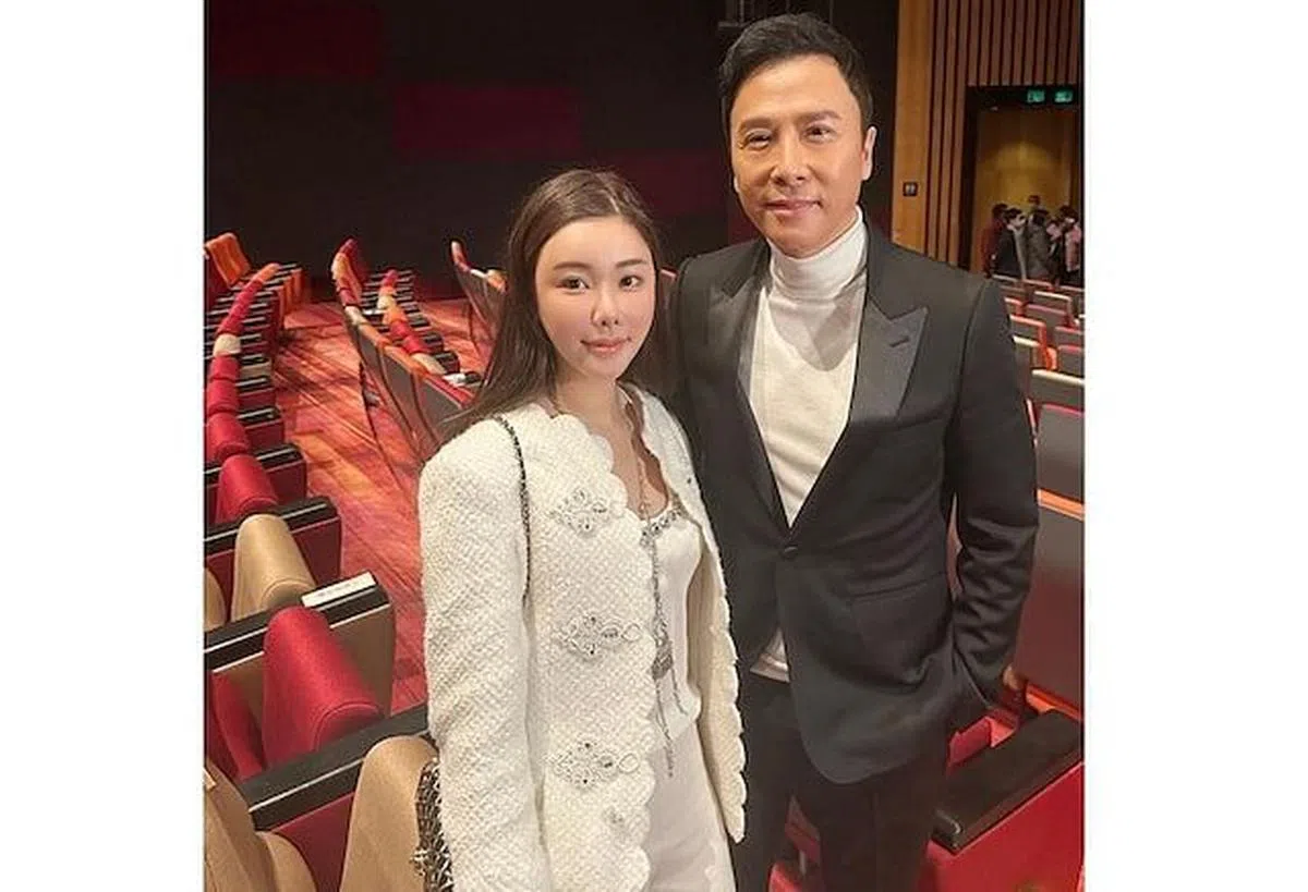 蔡天凤（左）最近出席甄子丹新片《乔峰传》首映会，两人合影。（互联网）