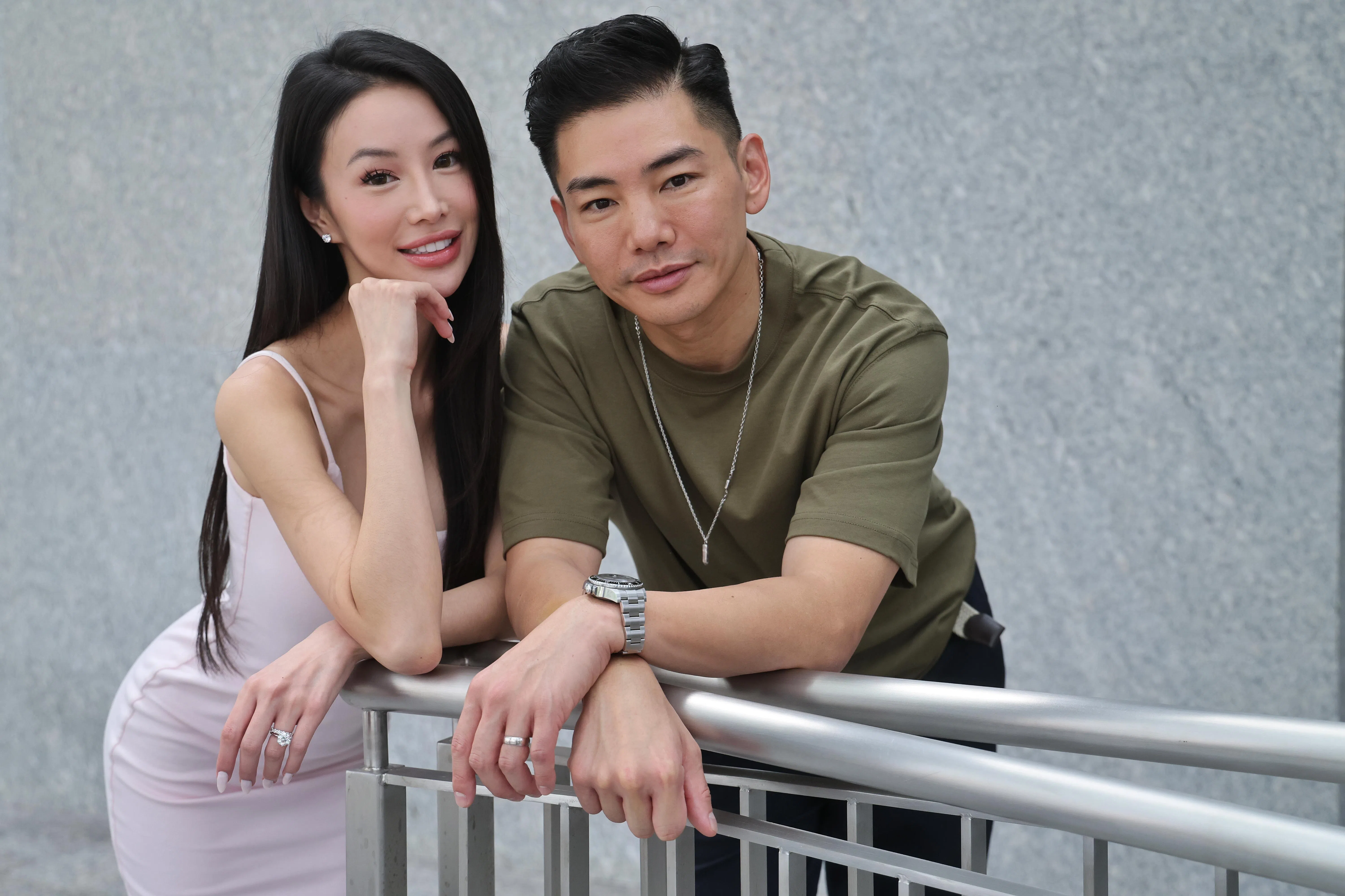 陈铭君（左）说，和孔令奇办完两场婚礼后，两人的关系也悄悄“升级”了。（唐家鸿摄）