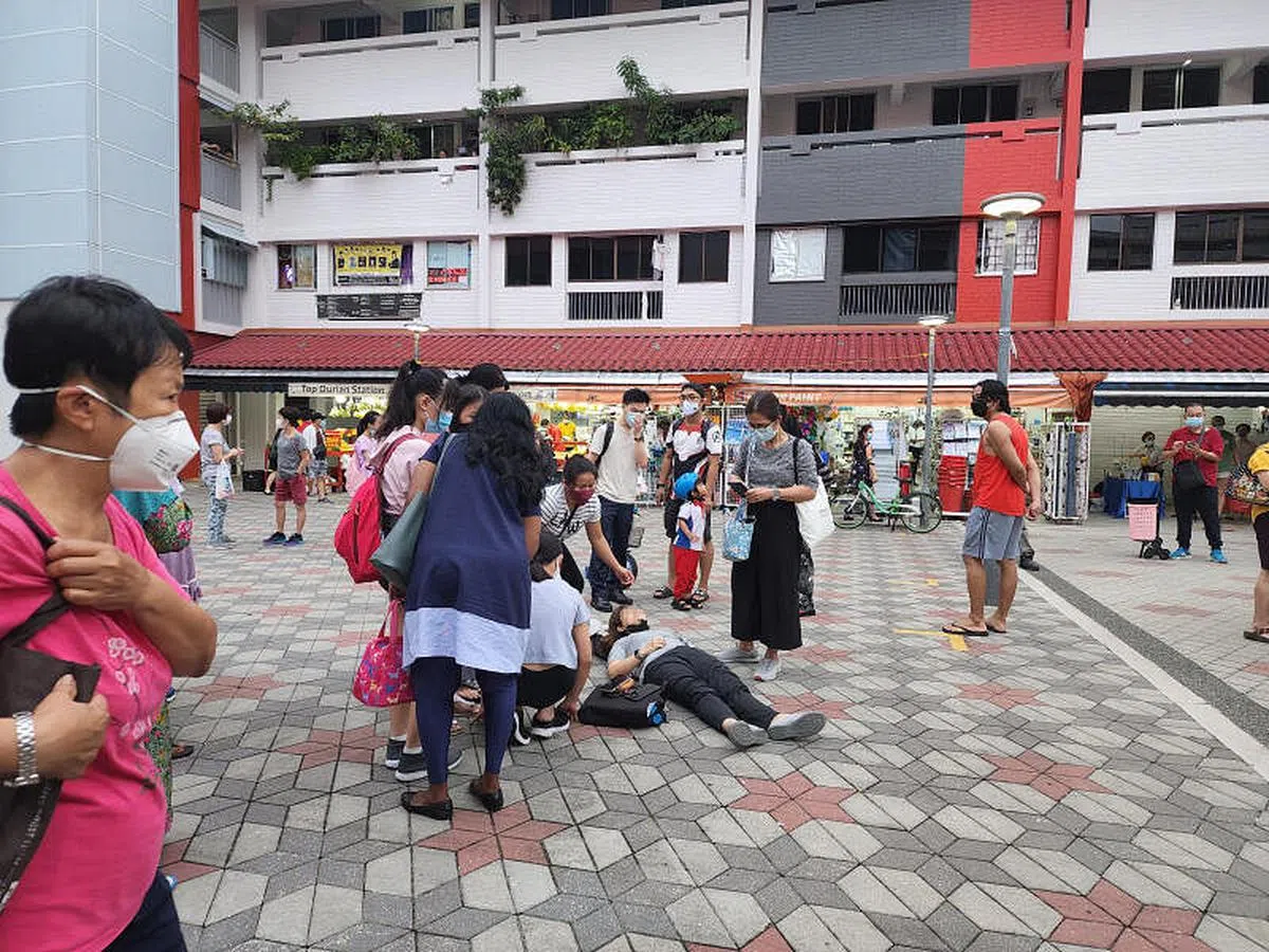 本月9日傍晚，一只野猪闯入义顺环路第846座组屋附近的卡迪中心广场，将一名女子撞晕后，又冲向附近组屋底层，撞伤另外两人。（档案照）