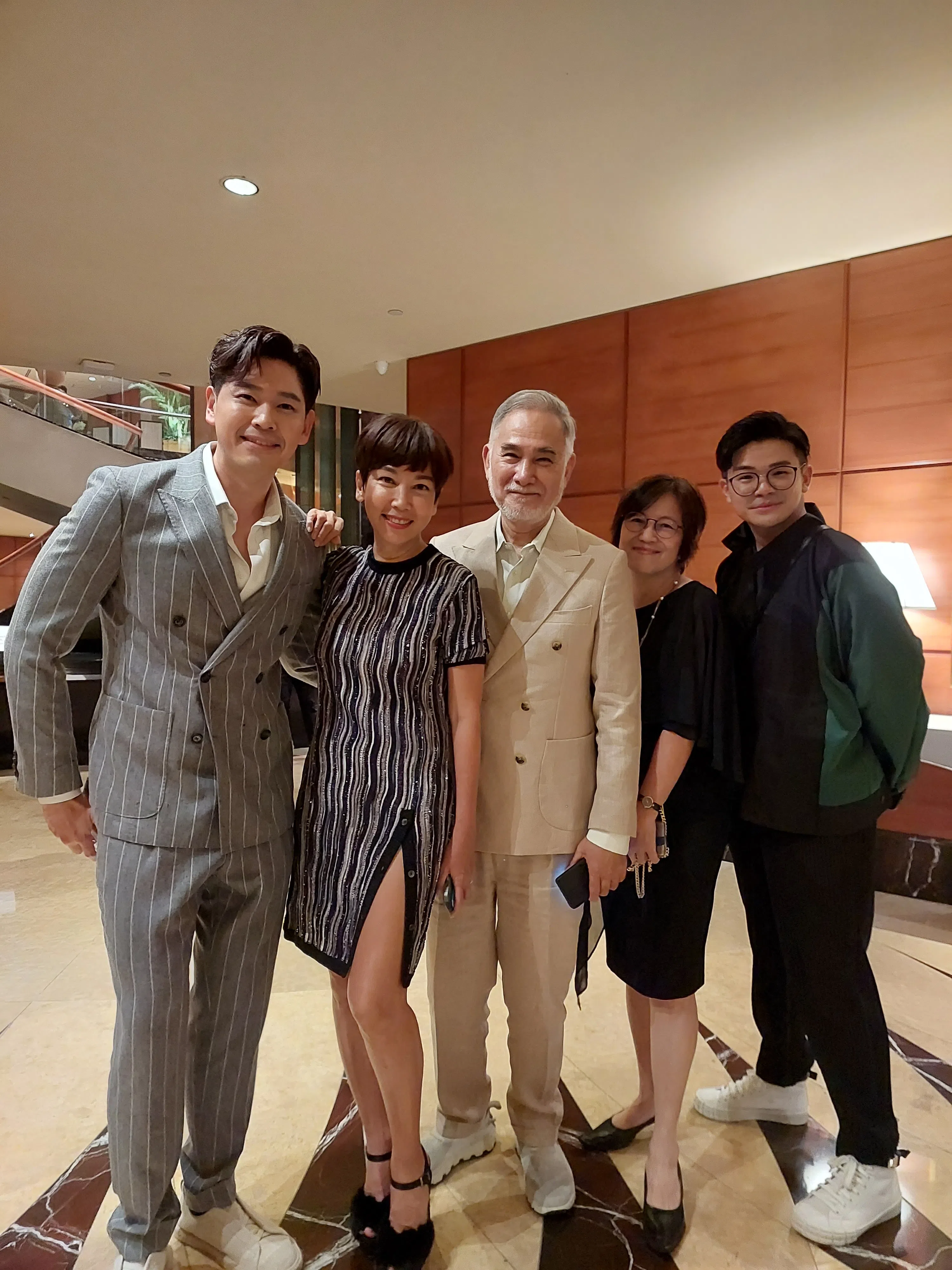 《陪你到最后》演员陈罗密欧（左起）、钟琴、朱厚任、监制邬毓琳和主持人钟坤华是婚礼的宾客。（华研国际音乐提供）