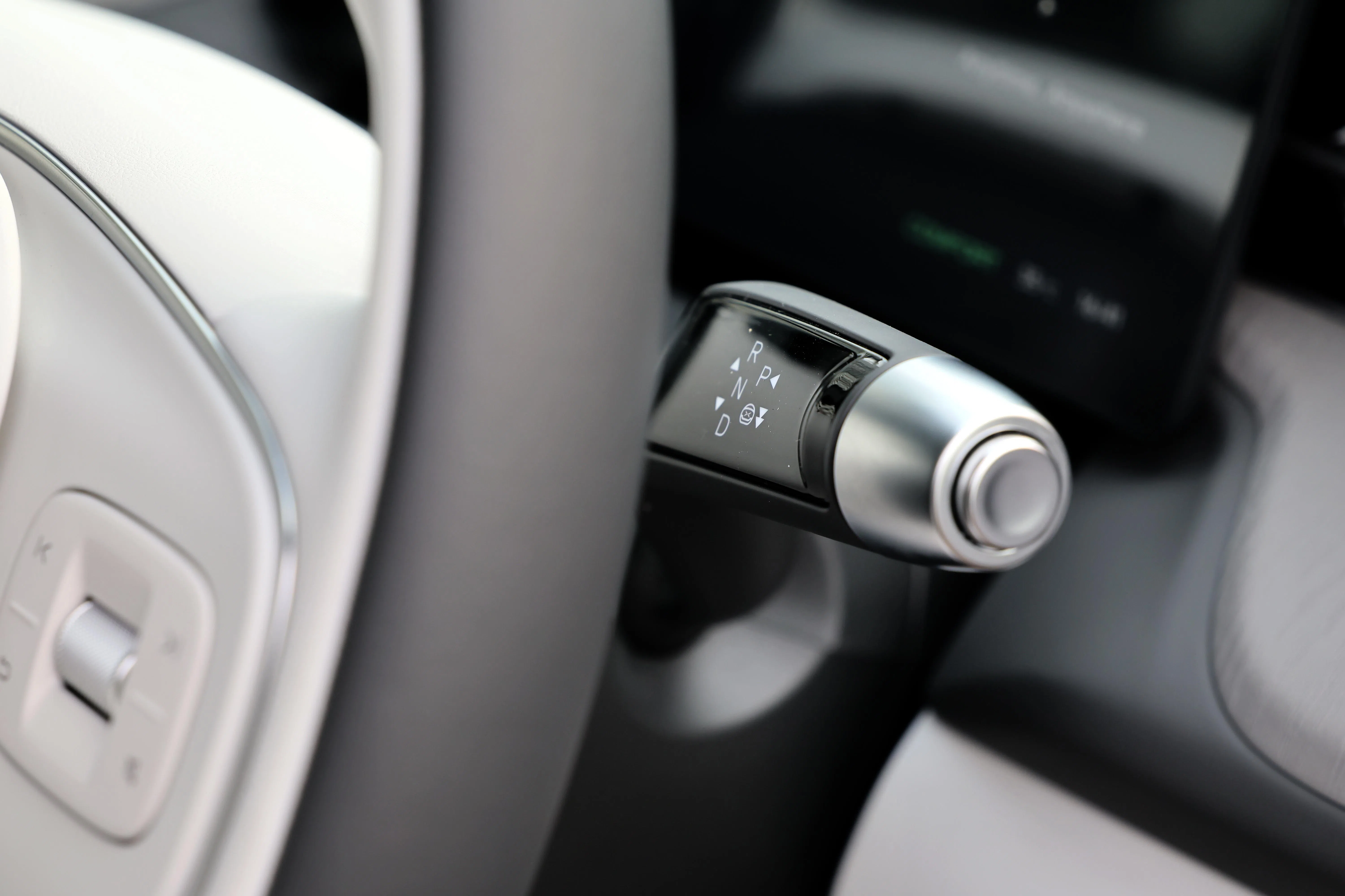 按下换挡杆可启动自适应巡航和车道居中辅助。（龙国雄摄）